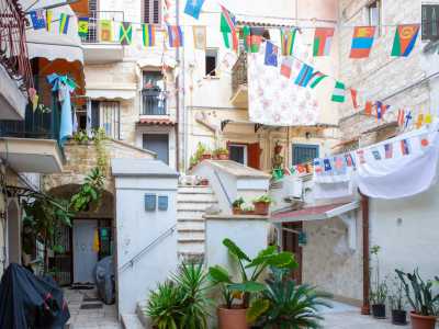 Lo spiazzo deve il nome a colui che un tempo l�abitava. Si trattava di tale Emilio (in dialetto Midde) che aveva i capelli di colore rosso. Da qui �Middorusso�